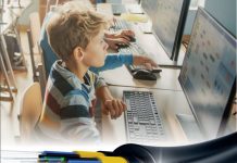 Un bambino che utilizza il computer a scuola