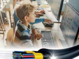 Un bambino che utilizza il computer a scuola