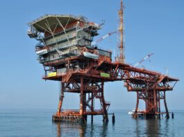 Una piattaforma estrattiva in mare