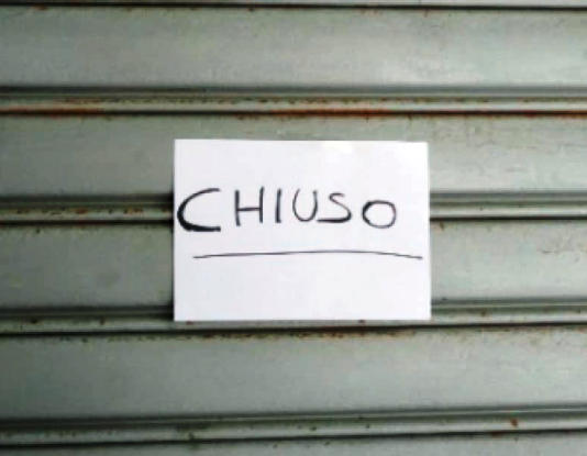 Cartello chiuso su saracinesca